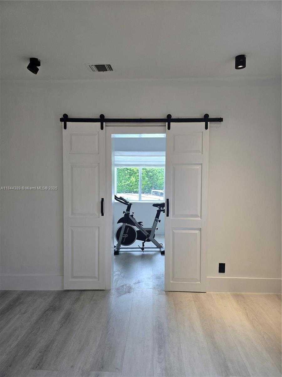 Small Image of 1033 TYLER ST, Hollywood Number 10