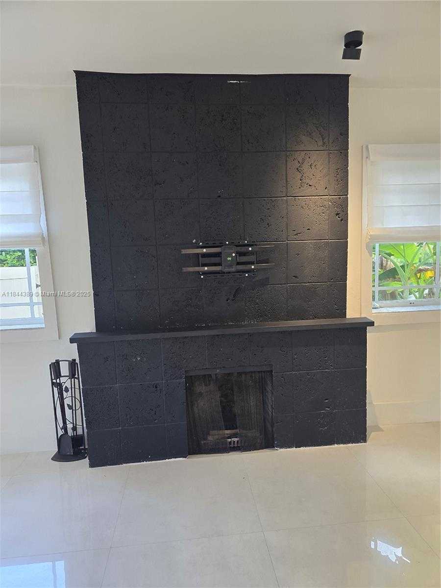 Small Image of 1033 TYLER ST, Hollywood Number 3