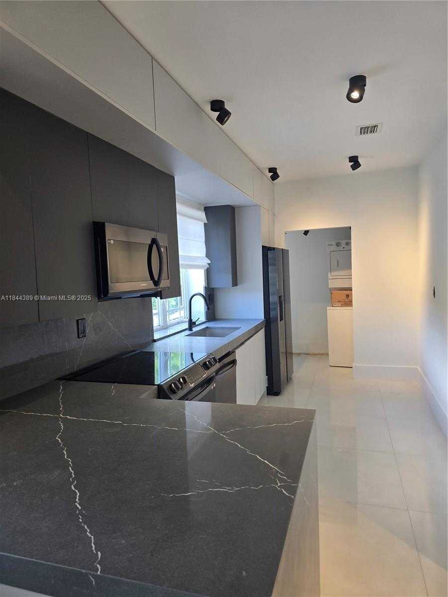 Small Image of 1033 TYLER ST, Hollywood Number 4