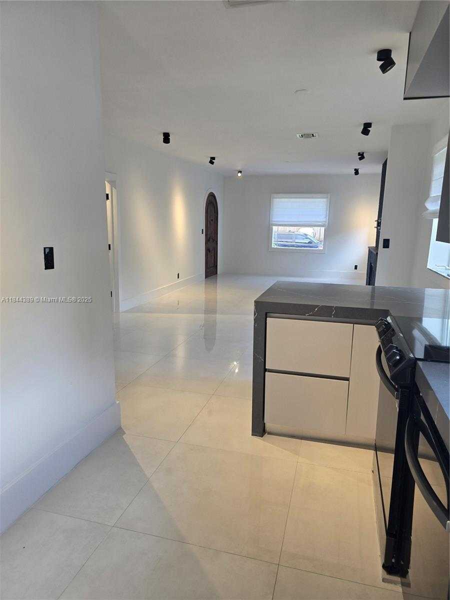 Small Image of 1033 TYLER ST, Hollywood Number 6