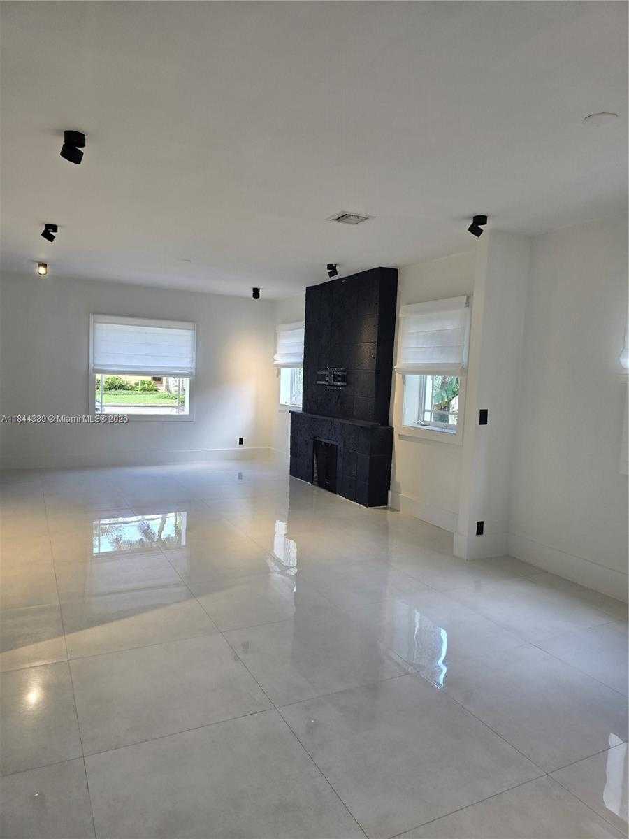 Small Image of 1033 TYLER ST, Hollywood Number 7