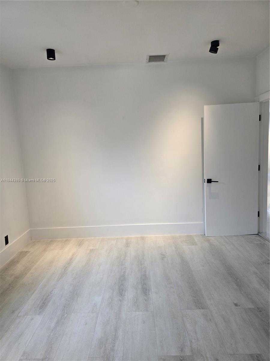 Small Image of 1033 TYLER ST, Hollywood Number 8