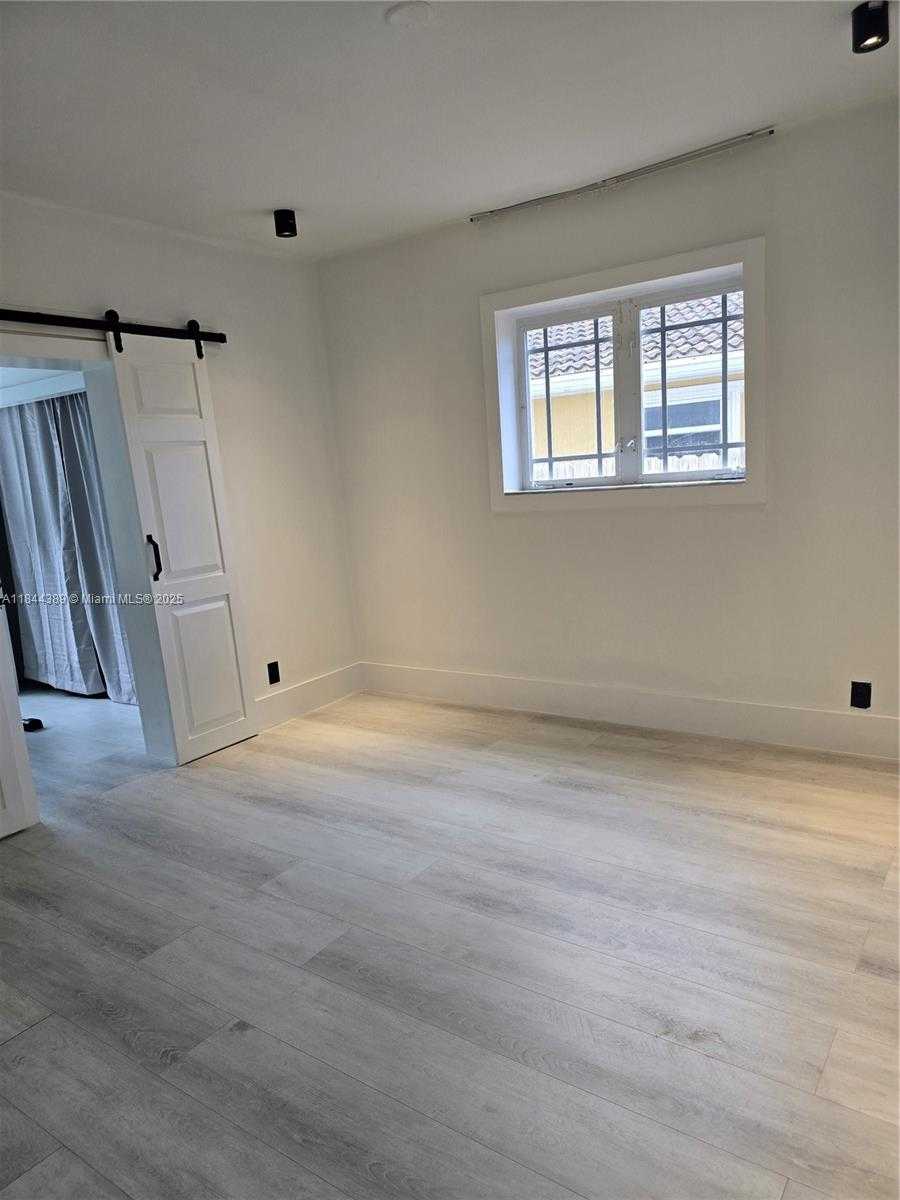 Small Image of 1033 TYLER ST, Hollywood Number 9