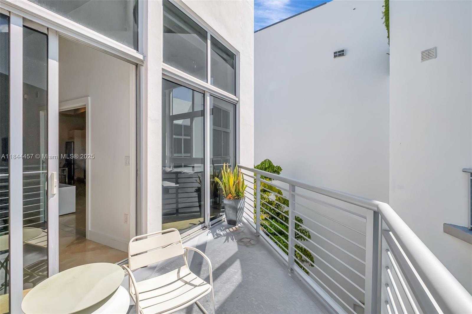 Small Image of 2001 MERIDIAN AVE #PH-15, Miami Beach Number 17