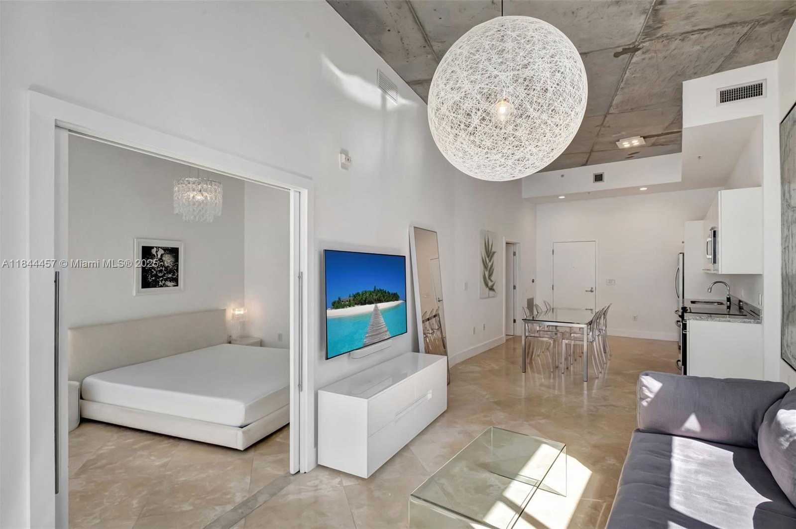 Small Image of 2001 MERIDIAN AVE #PH-15, Miami Beach Number 4