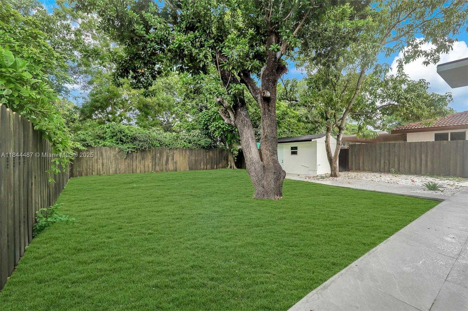 Small Image of 972 SOUTH WEST 44TH AVE, Miami Number 11
