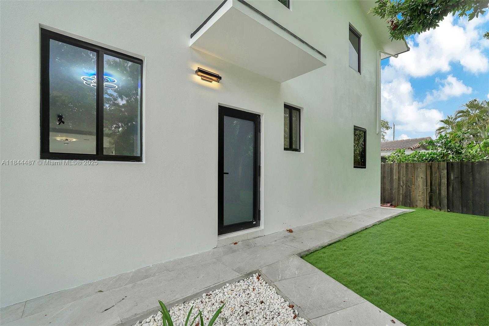 Small Image of 972 SOUTH WEST 44TH AVE, Miami Number 13