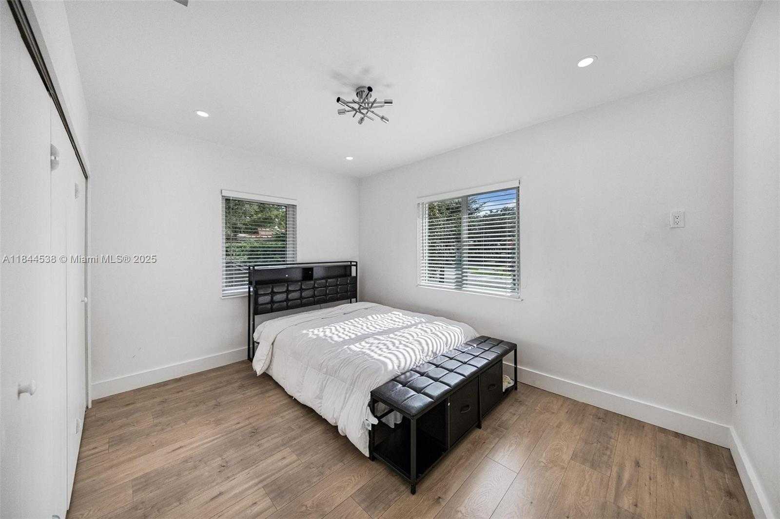 Small Image of 919 GRANADA GROVES CT, Coral Gables Number 10
