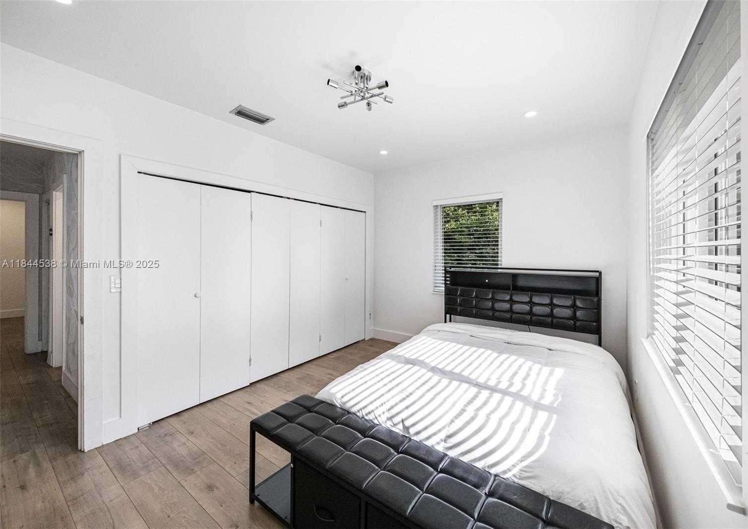 Small Image of 919 GRANADA GROVES CT, Coral Gables Number 11