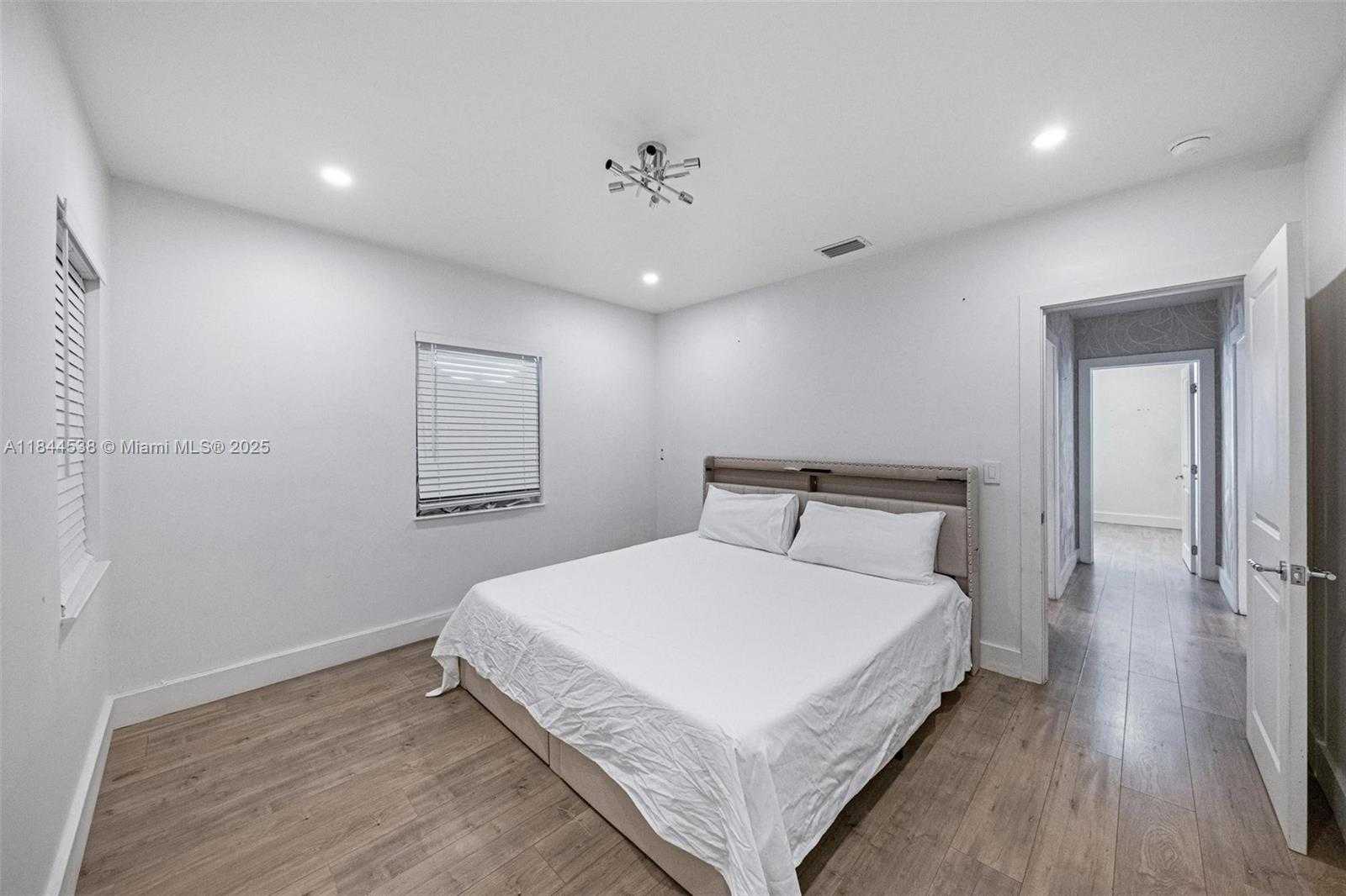 Small Image of 919 GRANADA GROVES CT, Coral Gables Number 12