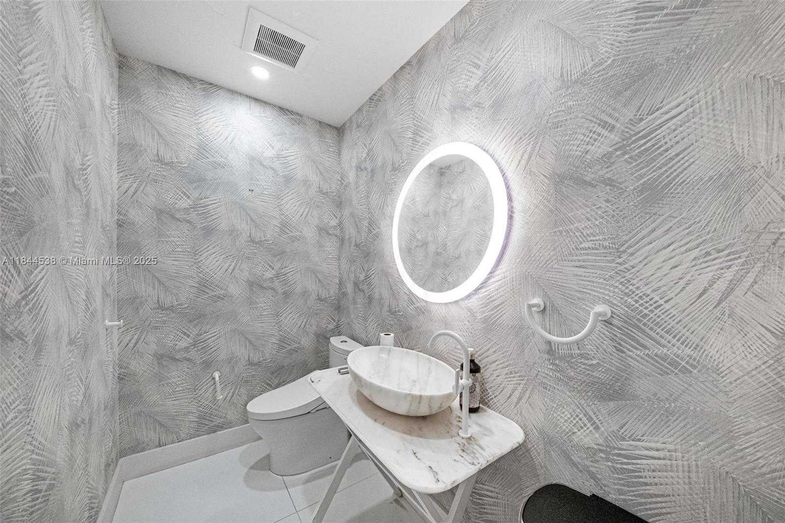 Small Image of 919 GRANADA GROVES CT, Coral Gables Number 14
