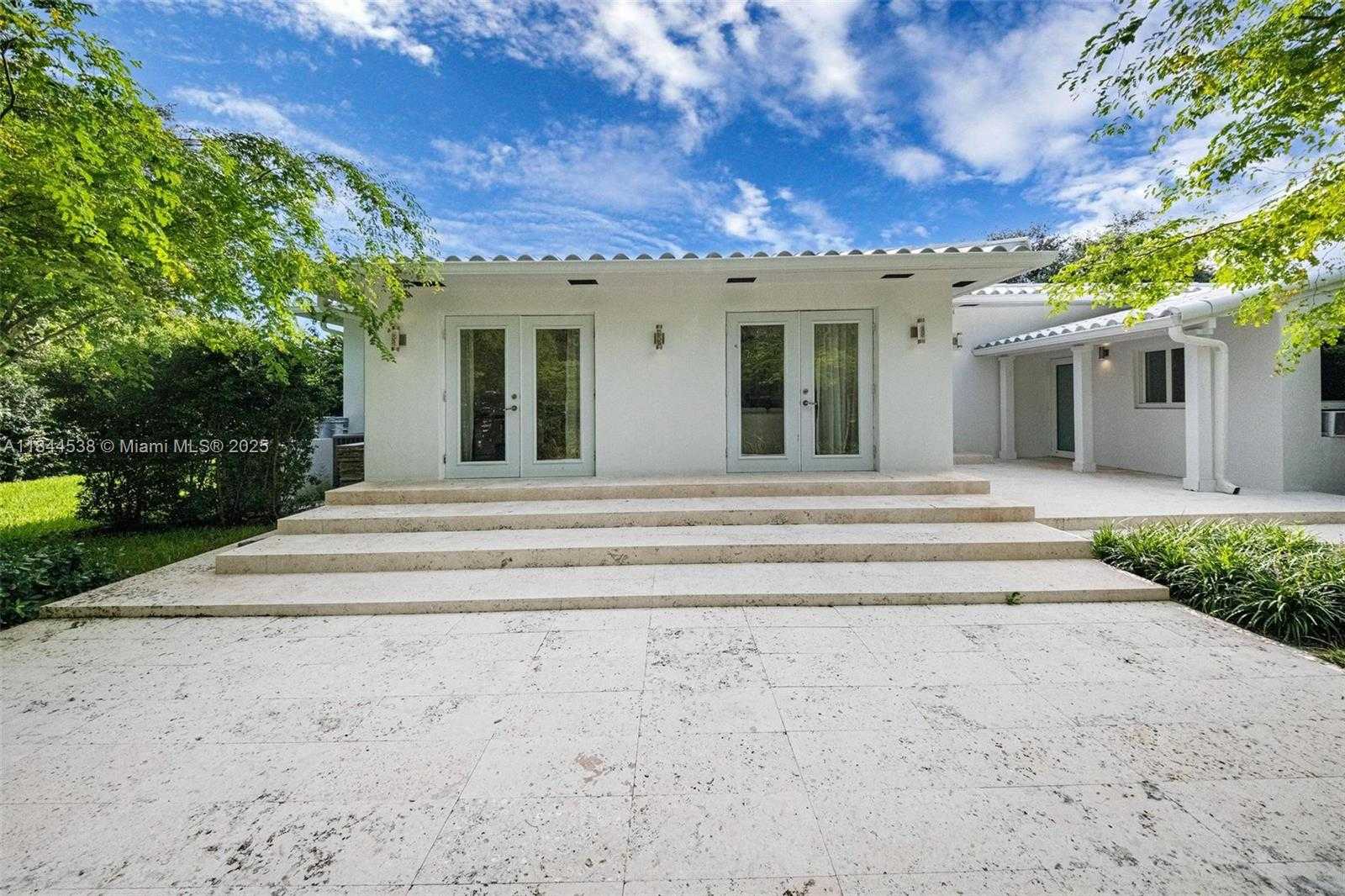Small Image of 919 GRANADA GROVES CT, Coral Gables Number 15