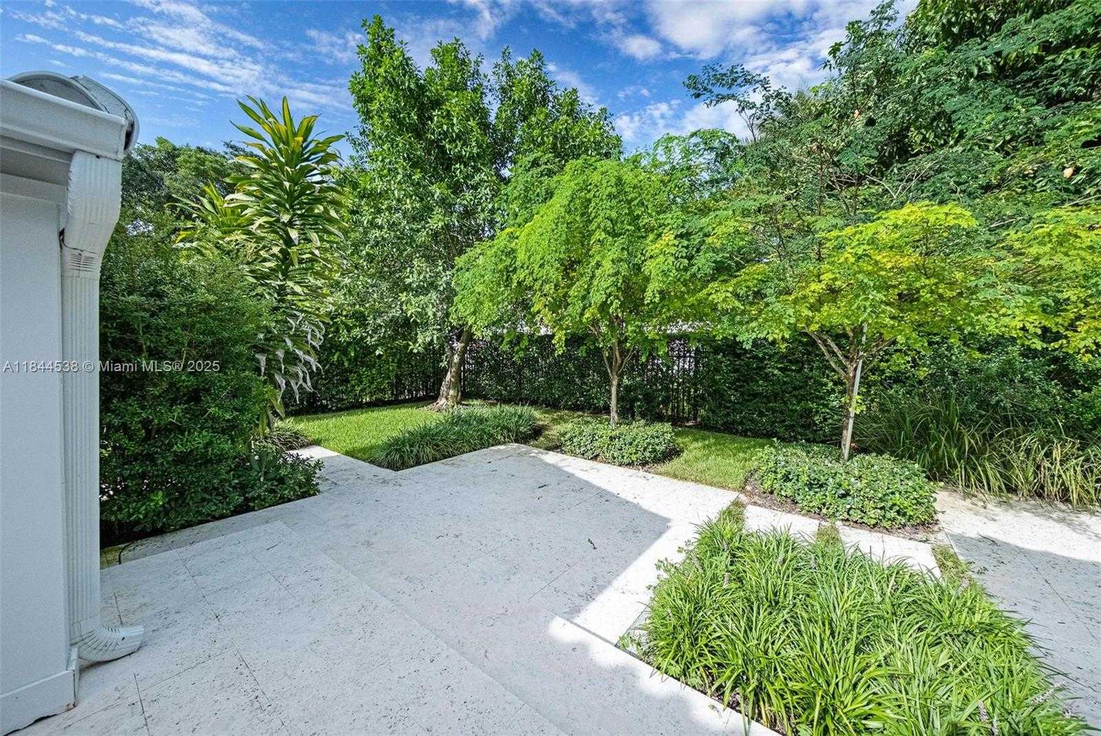 Small Image of 919 GRANADA GROVES CT, Coral Gables Number 16