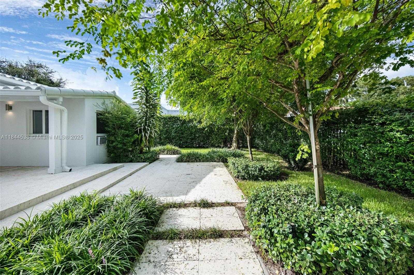 Small Image of 919 GRANADA GROVES CT, Coral Gables Number 17