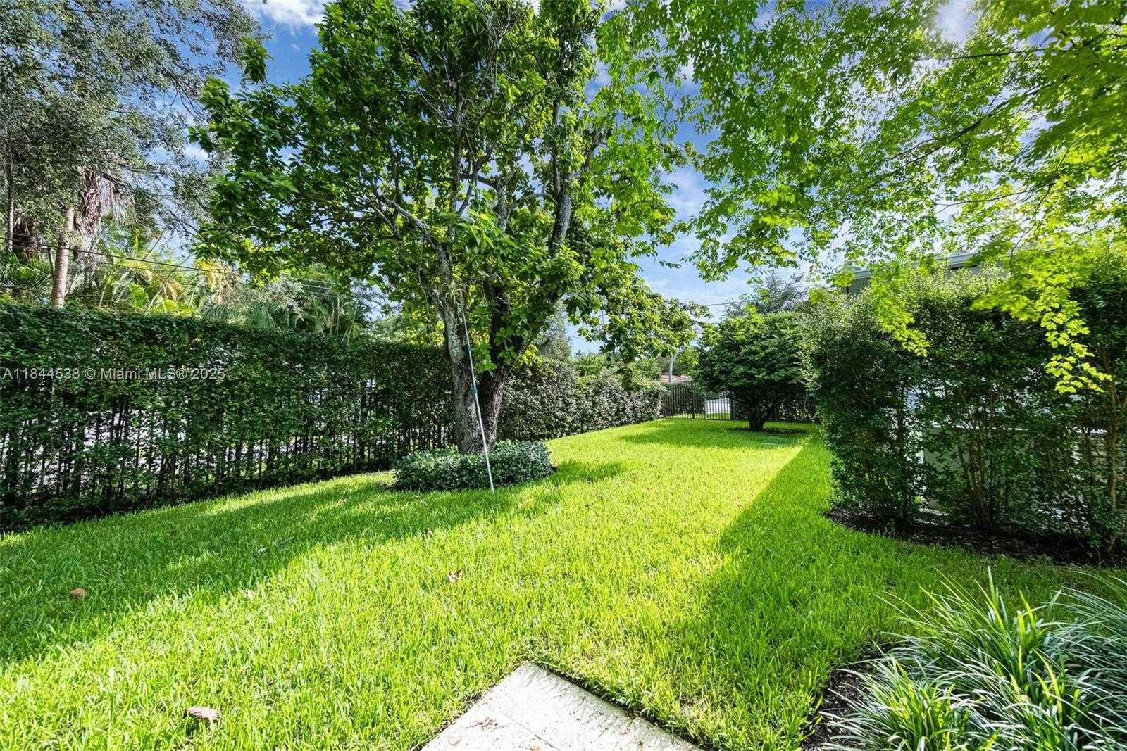 Small Image of 919 GRANADA GROVES CT, Coral Gables Number 18