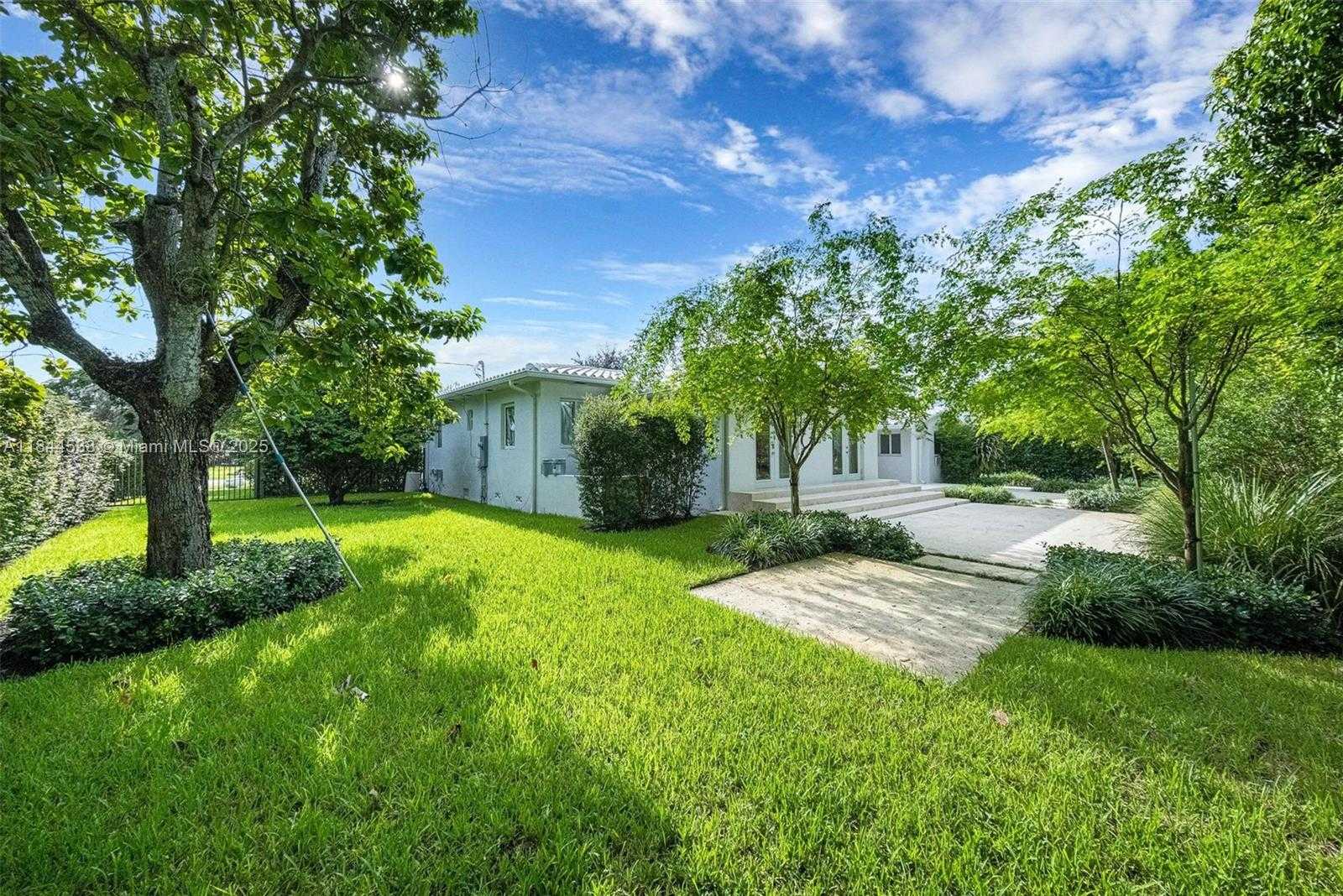 Small Image of 919 GRANADA GROVES CT, Coral Gables Number 19