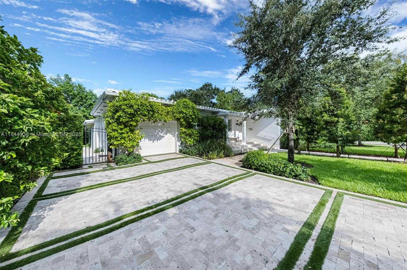 Small Image of 919 GRANADA GROVES CT, Coral Gables Number 2