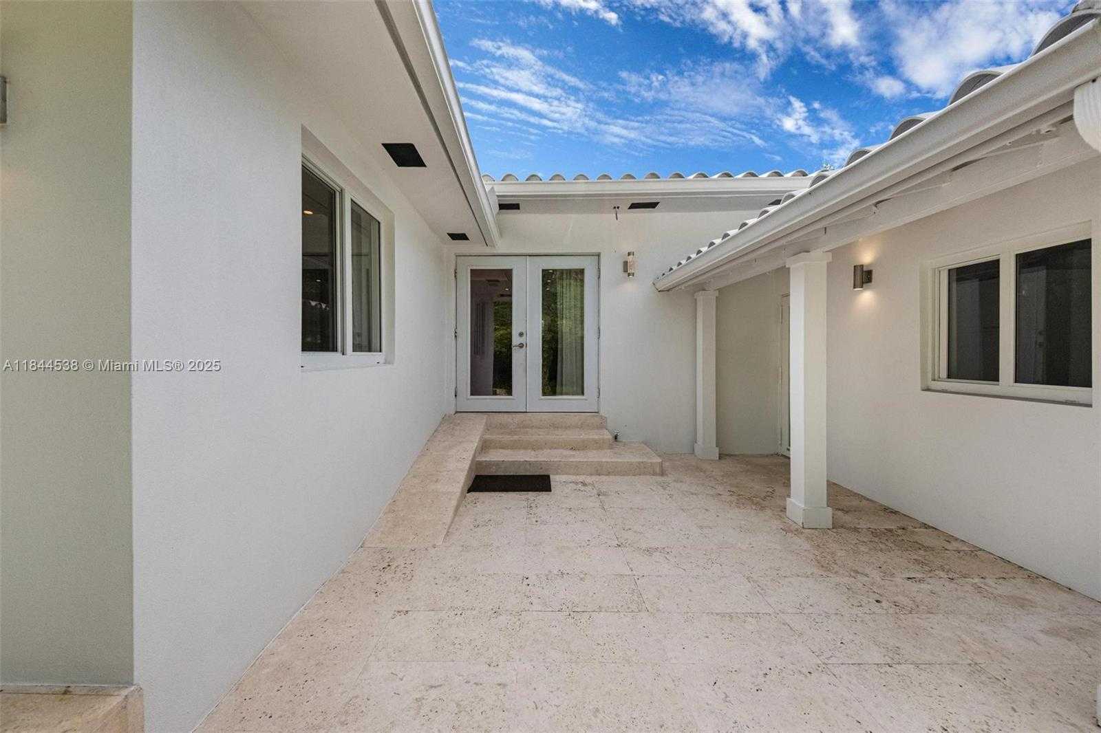 Small Image of 919 GRANADA GROVES CT, Coral Gables Number 20