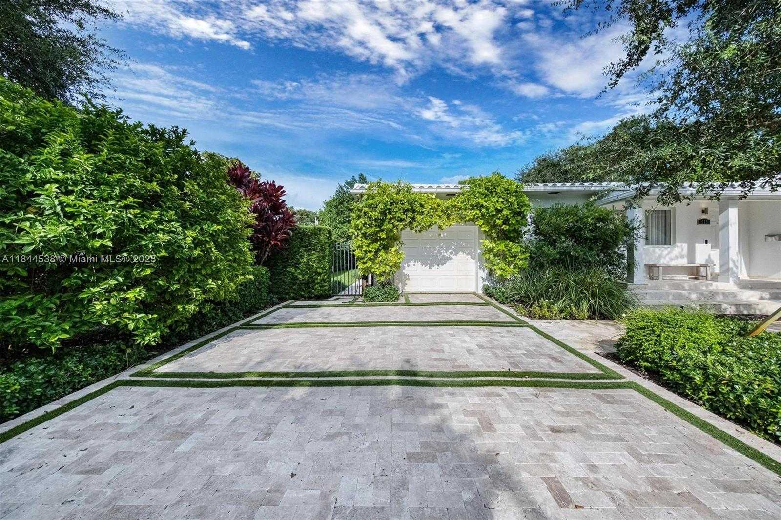 Small Image of 919 GRANADA GROVES CT, Coral Gables Number 3