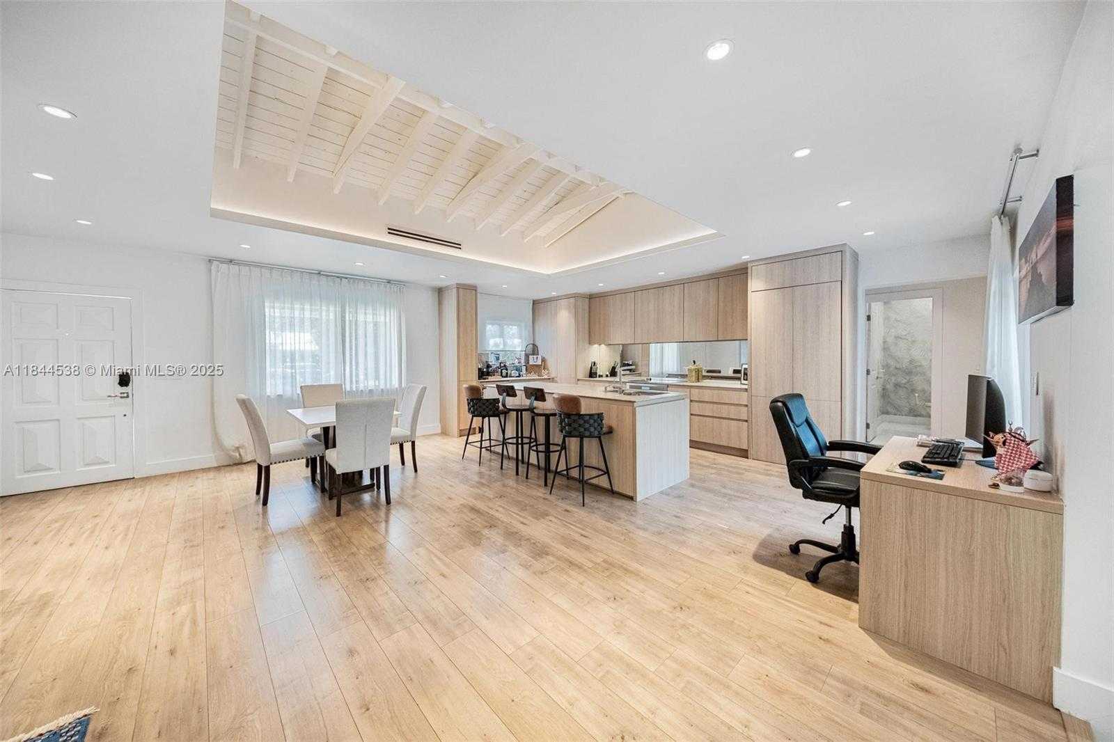 Small Image of 919 GRANADA GROVES CT, Coral Gables Number 4