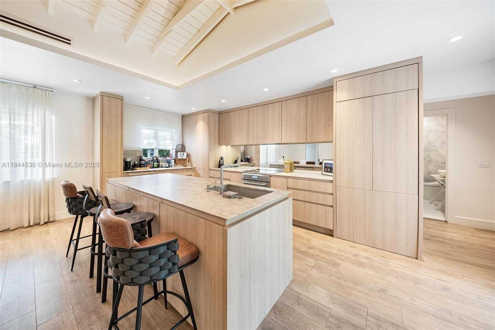 Small Image of 919 GRANADA GROVES CT, Coral Gables Number 5