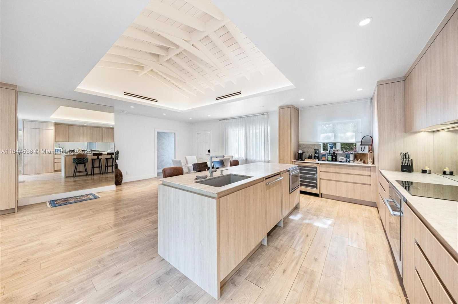 Small Image of 919 GRANADA GROVES CT, Coral Gables Number 6