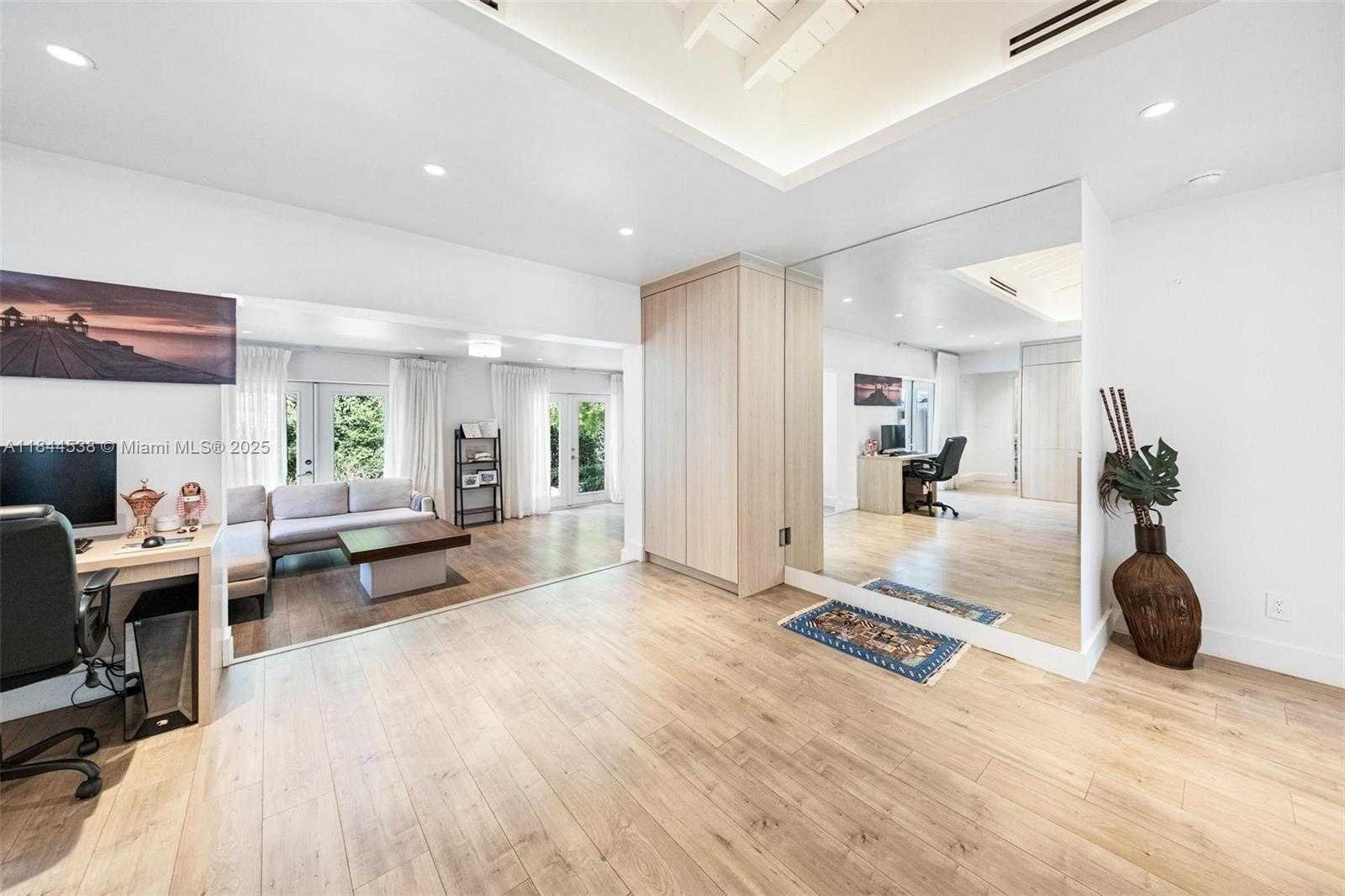 Small Image of 919 GRANADA GROVES CT, Coral Gables Number 7
