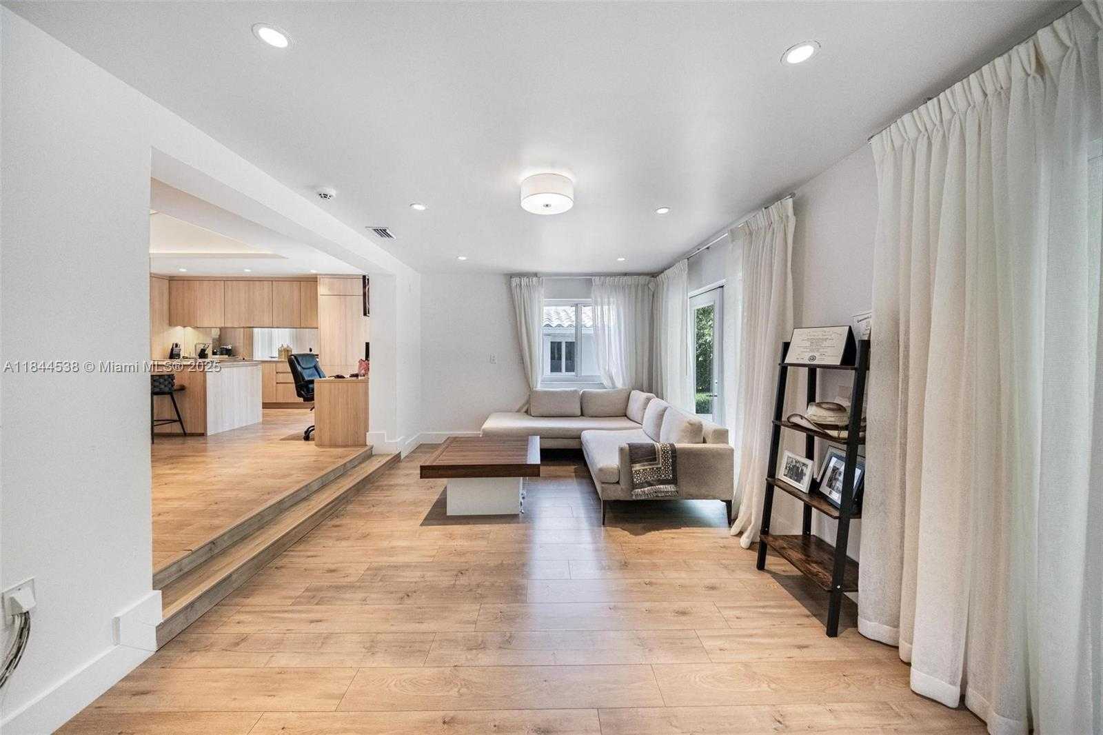Small Image of 919 GRANADA GROVES CT, Coral Gables Number 8