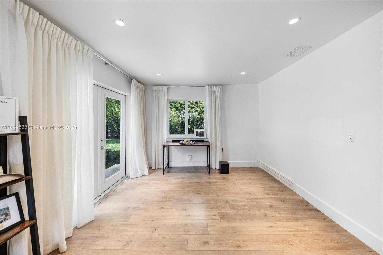 Small Image of 919 GRANADA GROVES CT, Coral Gables Number 9