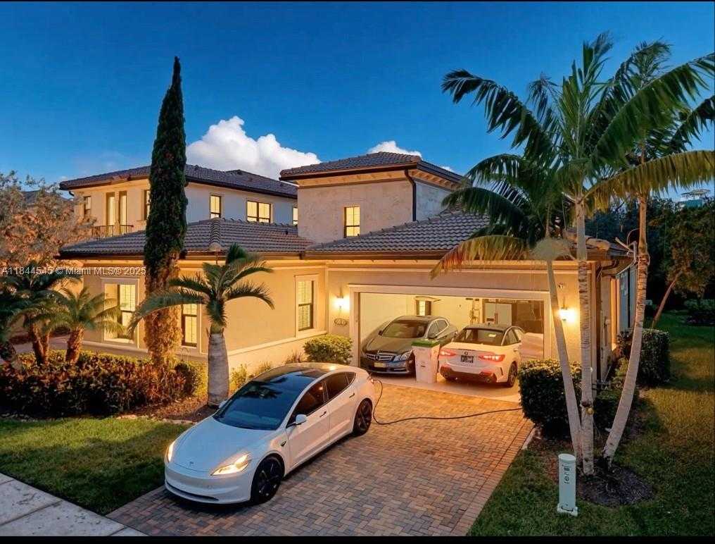 Small Image of 8855 WEST WATERCREST CIR W, Parkland Number 2