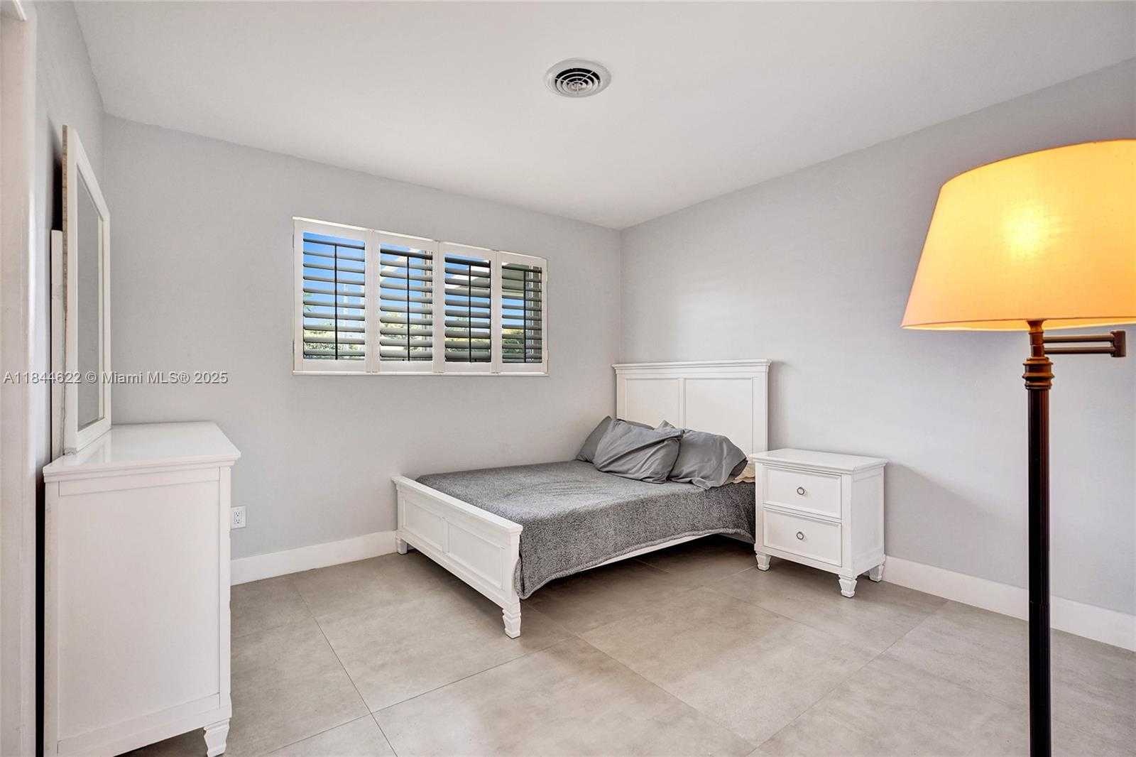 Small Image of 1940 NORTH EAST 185TH TER, North Miami Beach Number 21