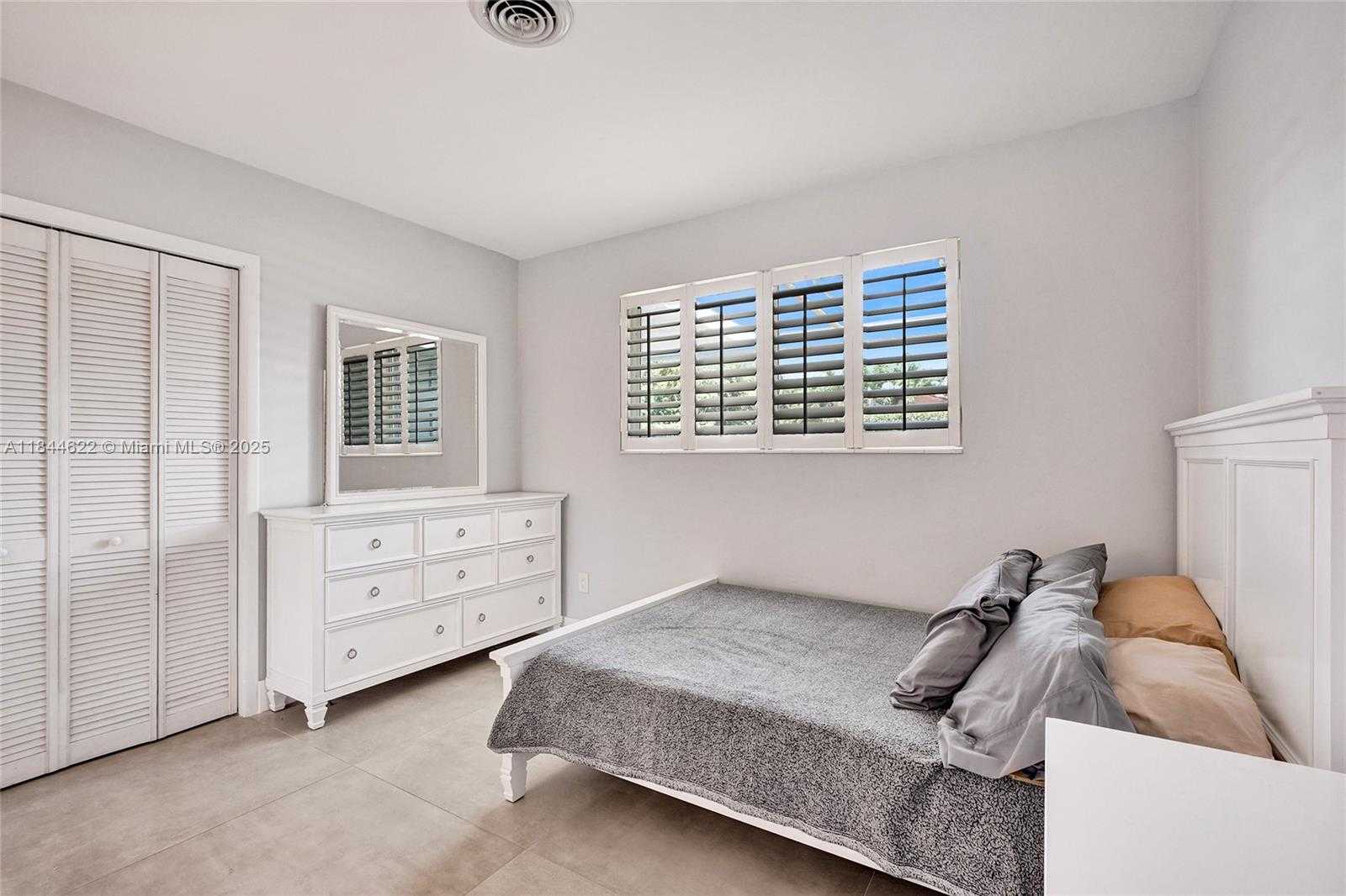Small Image of 1940 NORTH EAST 185TH TER, North Miami Beach Number 22