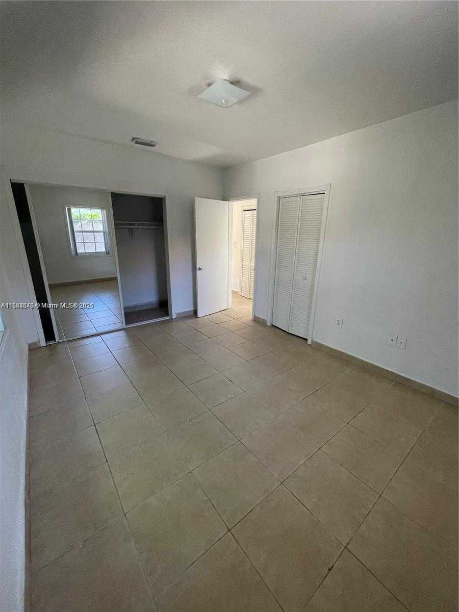 Small Image of 3227 OAK AVE #3227, Miami Number 10
