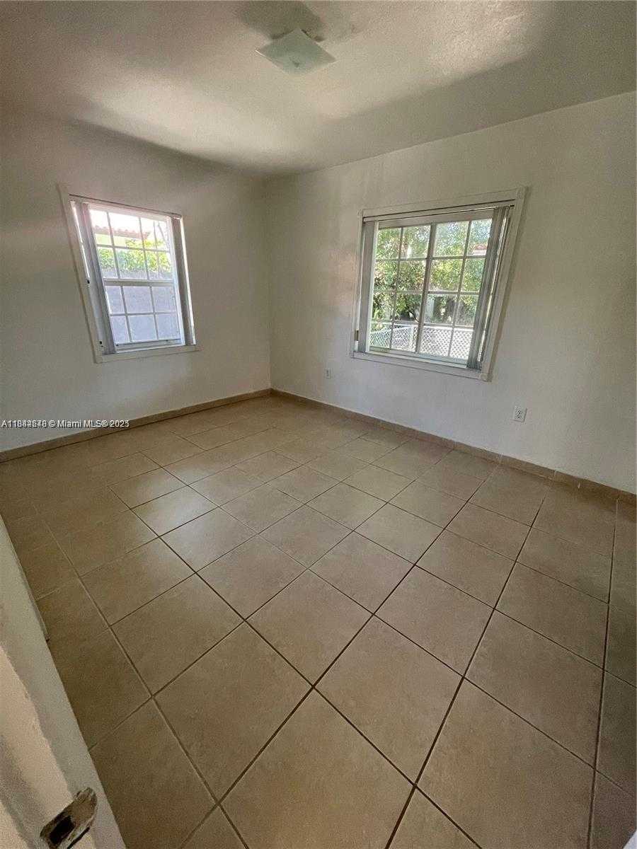 Small Image of 3227 OAK AVE #3227, Miami Number 11