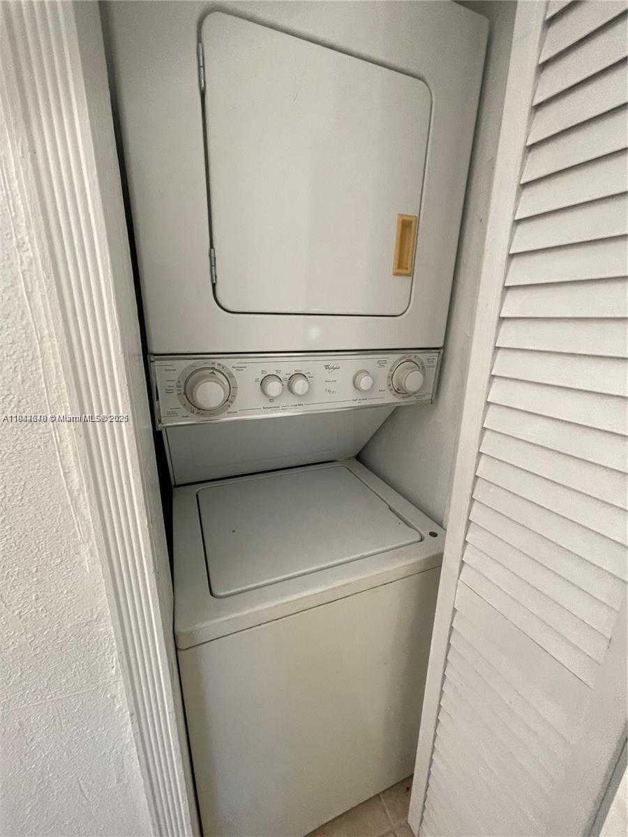 Small Image of 3227 OAK AVE #3227, Miami Number 12
