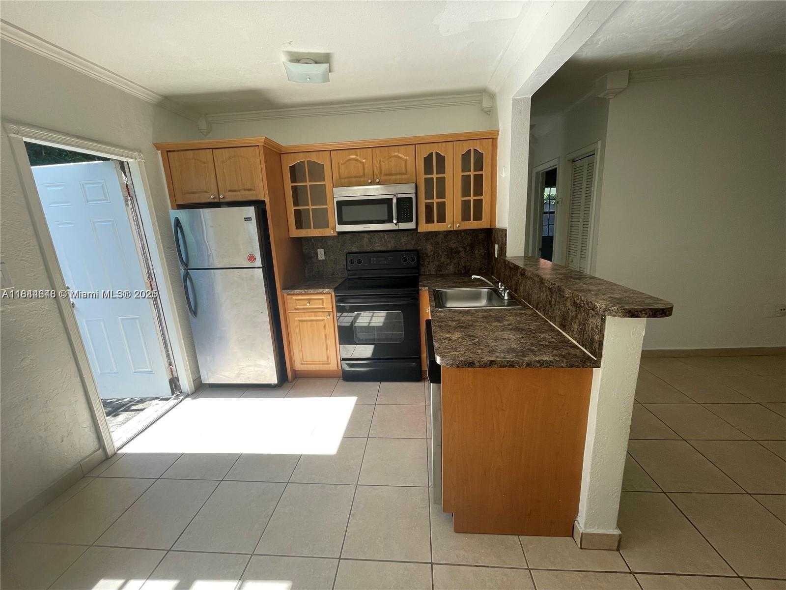 Small Image of 3227 OAK AVE #3227, Miami Number 4