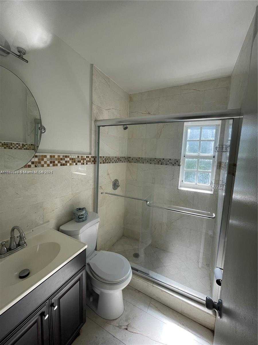 Small Image of 3227 OAK AVE #3227, Miami Number 5