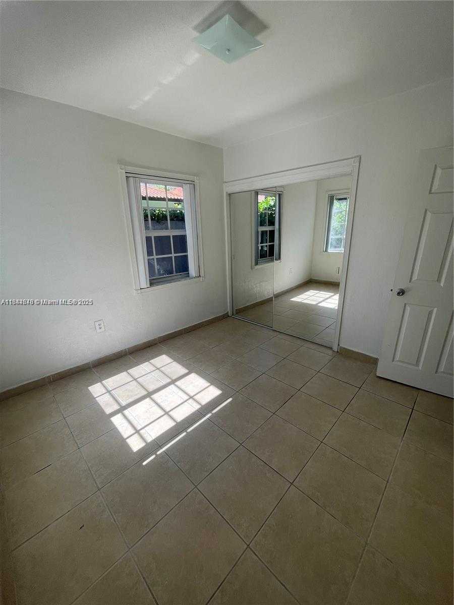 Small Image of 3227 OAK AVE #3227, Miami Number 6
