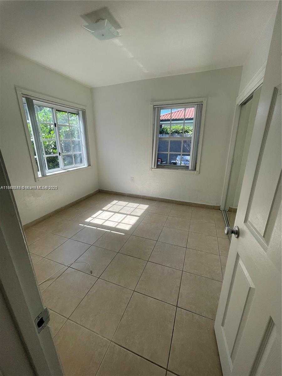 Small Image of 3227 OAK AVE #3227, Miami Number 7