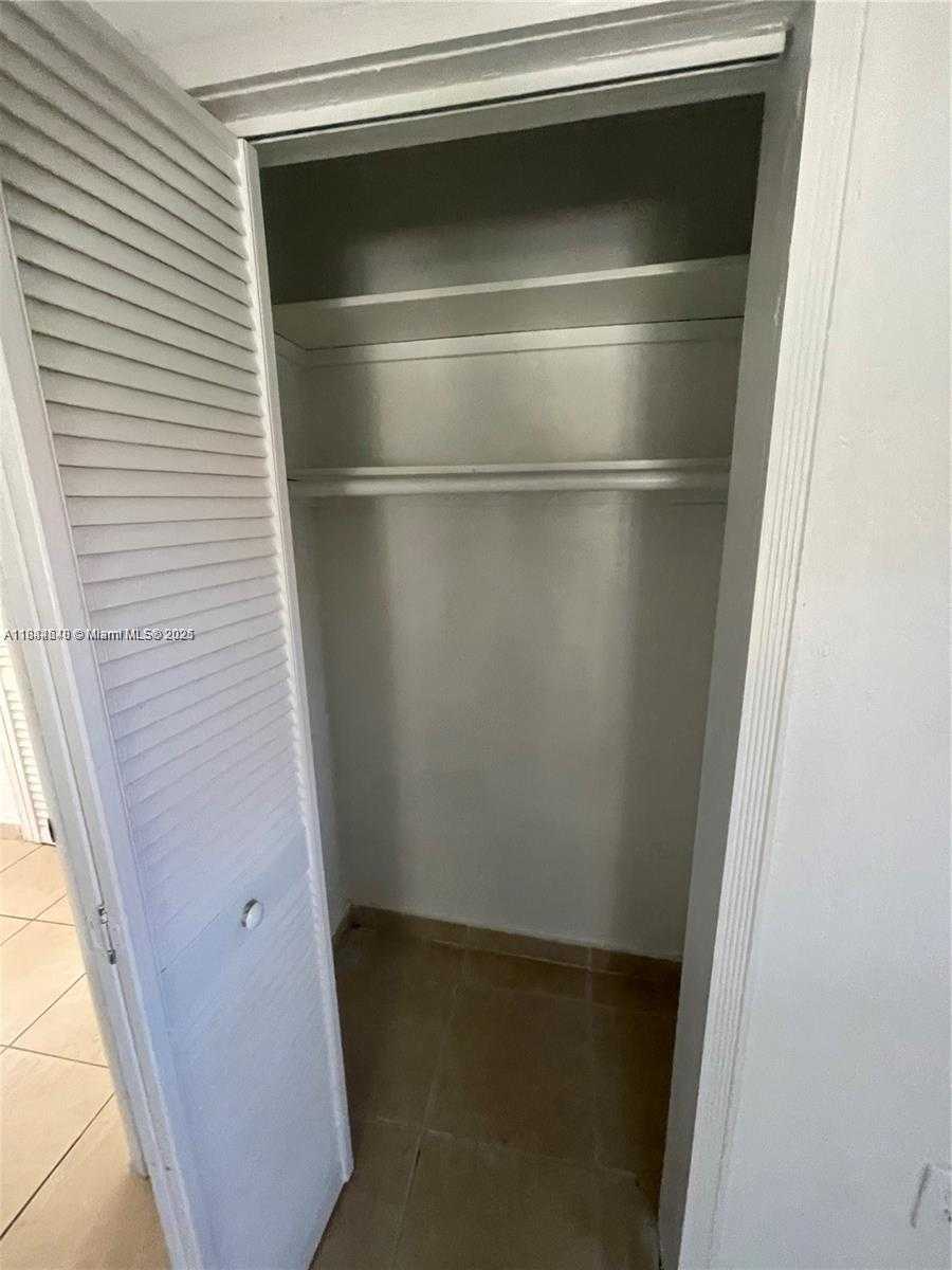 Small Image of 3227 OAK AVE #3227, Miami Number 9
