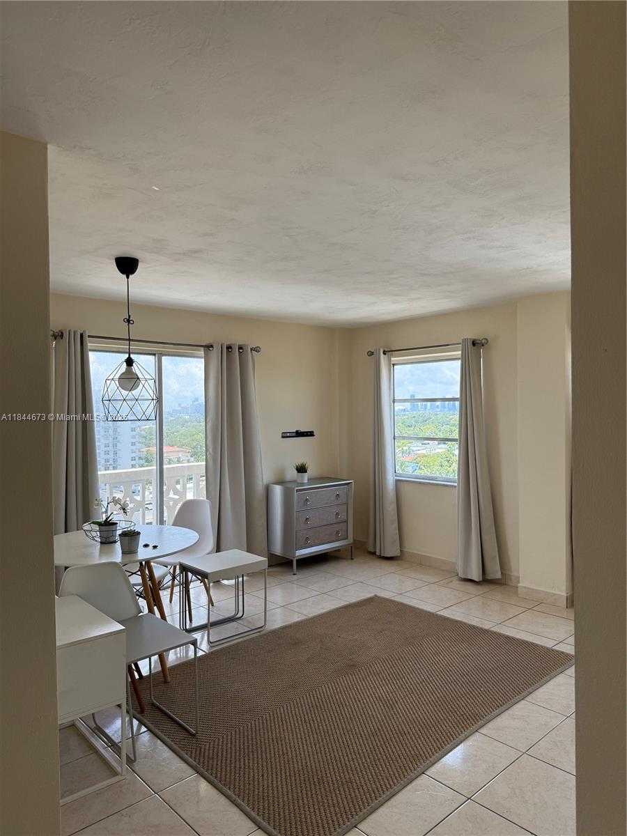 Small Image of 3100 COLLINS AVE #1406, Miami Beach Number 2