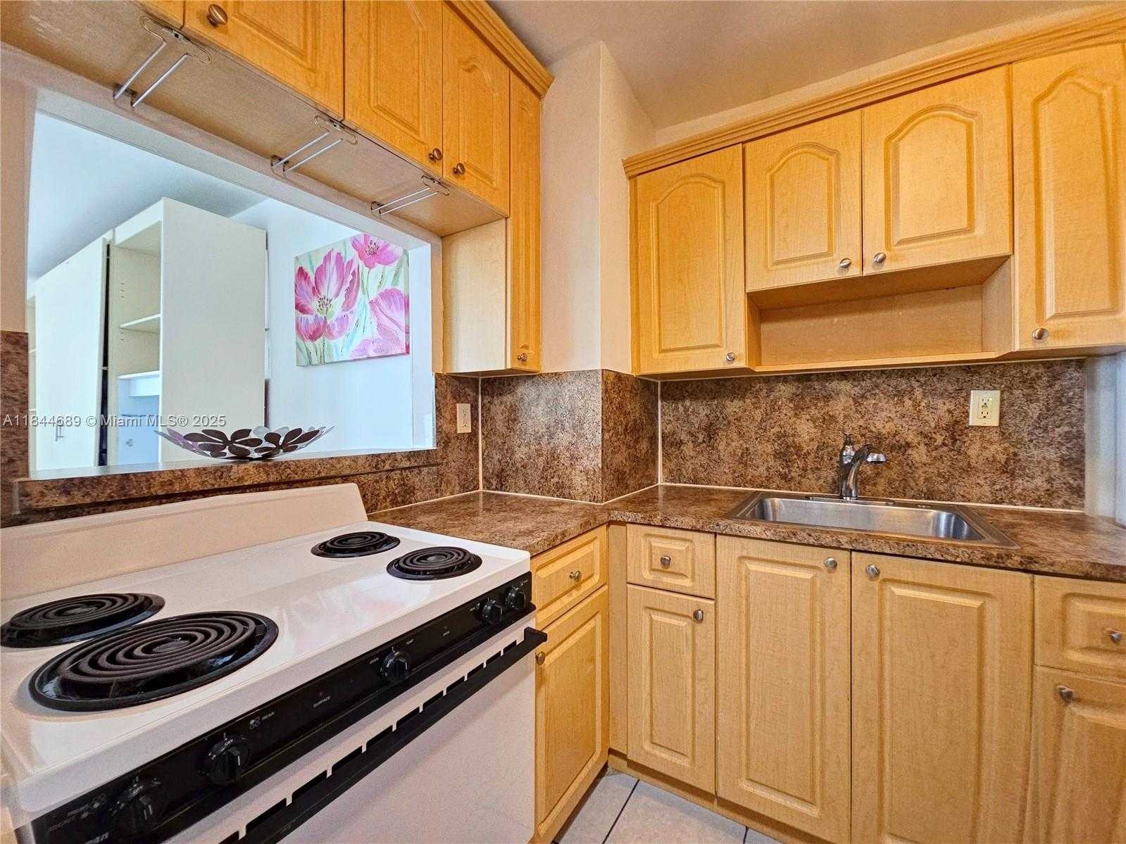 Small Image of 2899 COLLINS AVE #534, Miami Beach Number 6