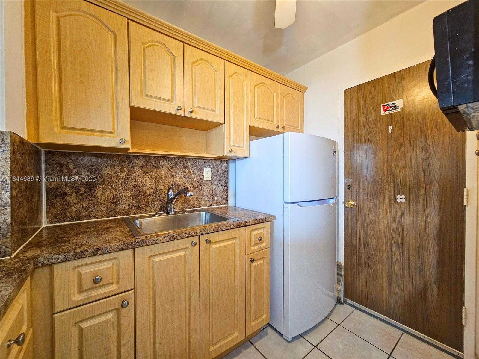 Small Image of 2899 COLLINS AVE #534, Miami Beach Number 7