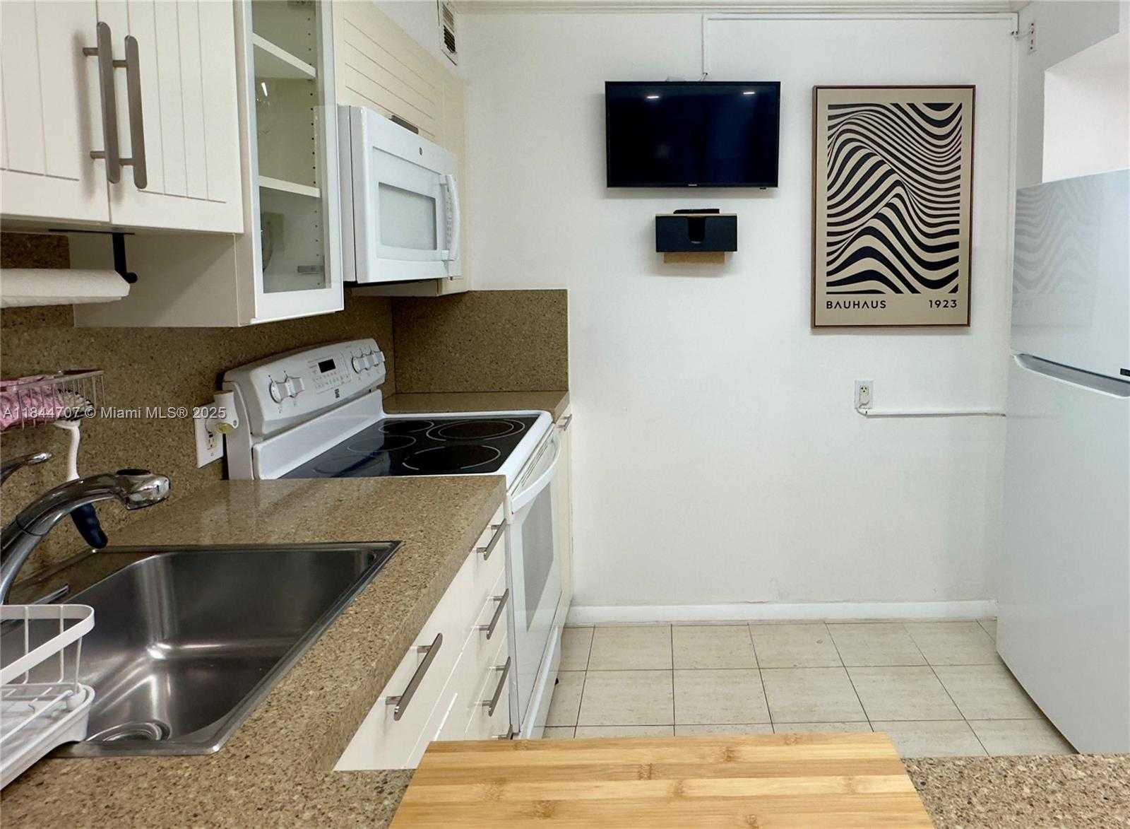 Small Image of 5701 COLLINS AVE #1509, Miami Beach Number 12