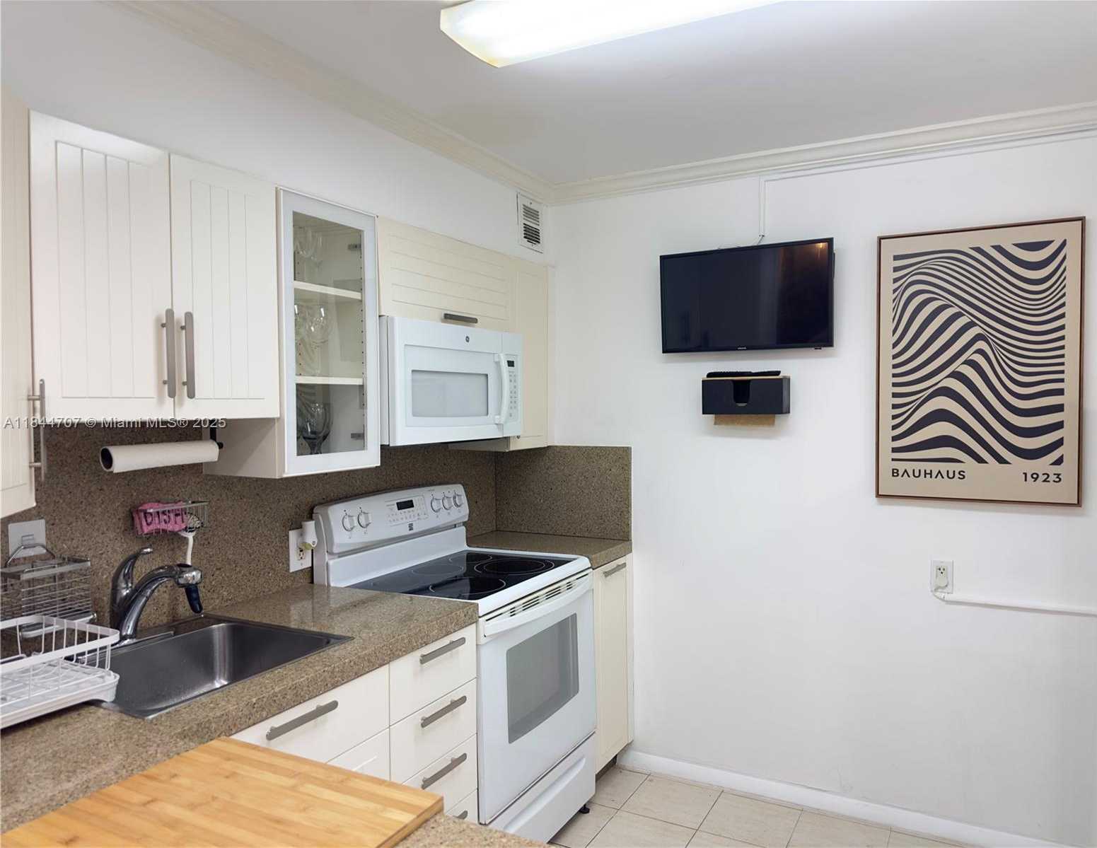 Small Image of 5701 COLLINS AVE #1509, Miami Beach Number 13