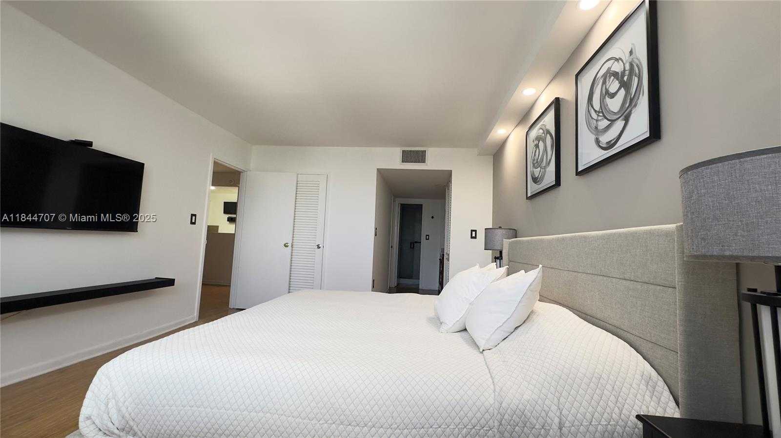 Small Image of 5701 COLLINS AVE #1509, Miami Beach Number 16