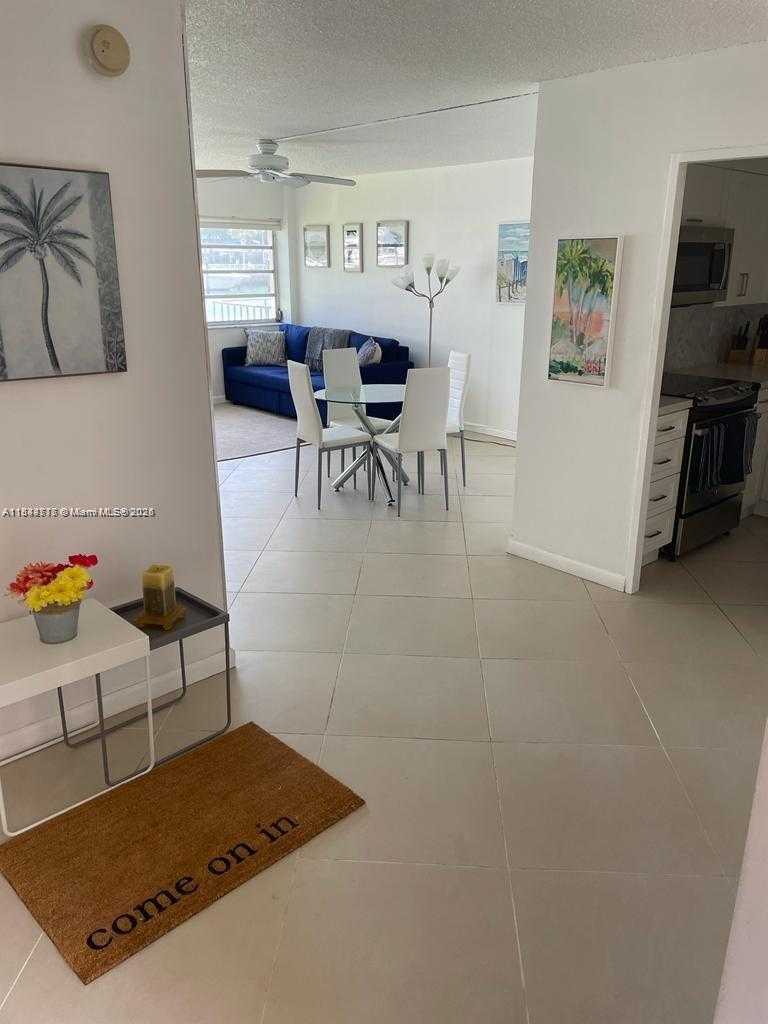 Small Image of 220 KINGS POINT DR #105, Sunny Isles Beach Number 10