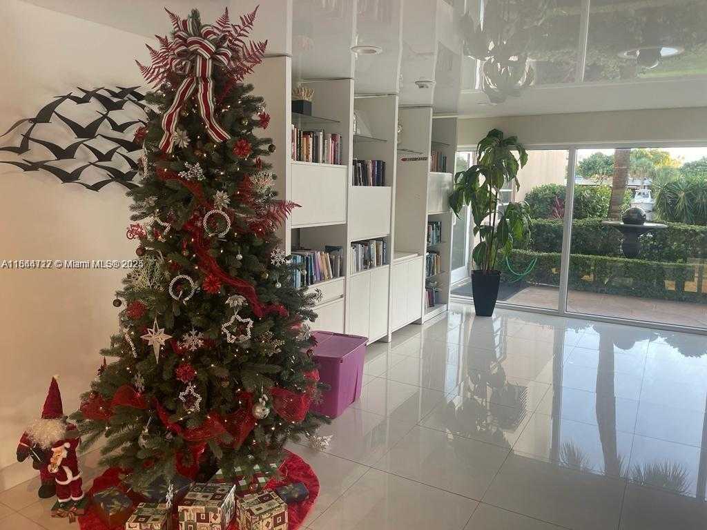 Small Image of 220 KINGS POINT DR #105, Sunny Isles Beach Number 14