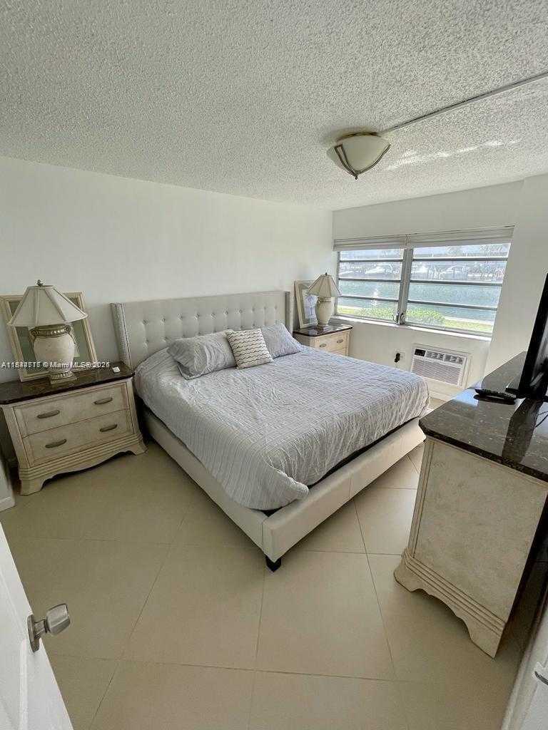 Small Image of 220 KINGS POINT DR #105, Sunny Isles Beach Number 5