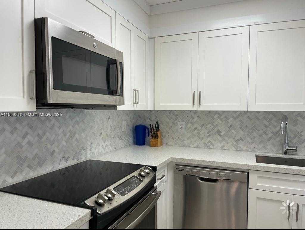 Small Image of 220 KINGS POINT DR #105, Sunny Isles Beach Number 6